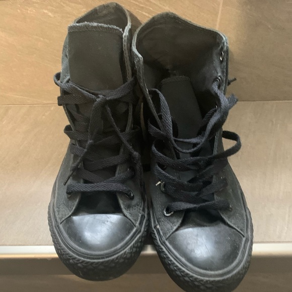 Black converse - Picture 2 of 3